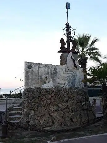 Photo de Monumento ai Caduti in Mare