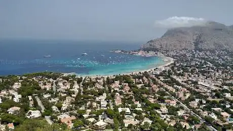 Photo de Panoramica della baia di Mondello