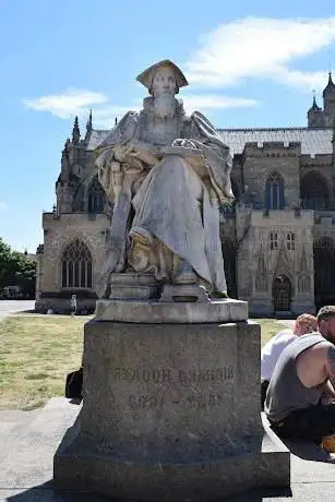Statue of Richard Hooker