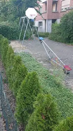 Spielplatz mit Basketballkorb