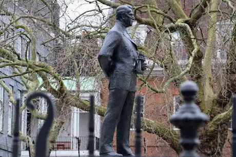Photo de Statue of the Earl Mountbatten