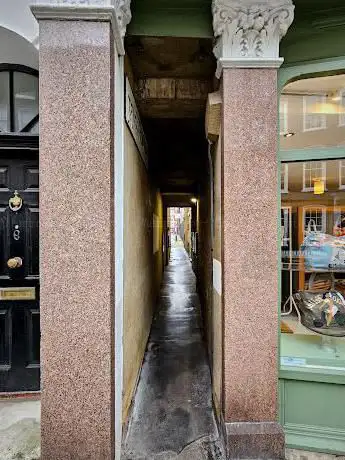Photo de Smallest Street in London