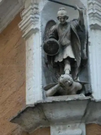 Estatua del Arcángel San Miguel