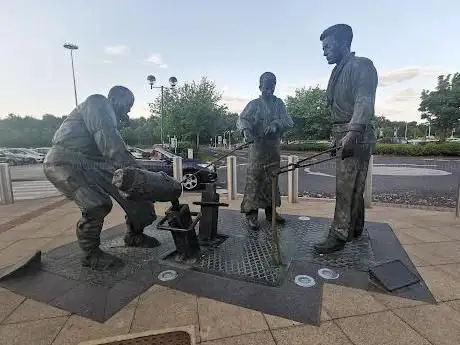 Photo de Teeming Statues