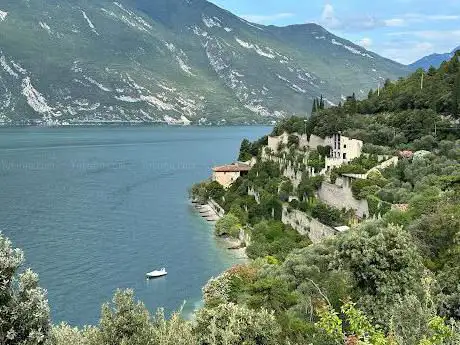 Photo de MONUMENTO AI CADUTI SUL LAVORO NELLA COSTRUZIONE DELLA GARDESANA OCCIDENTALE