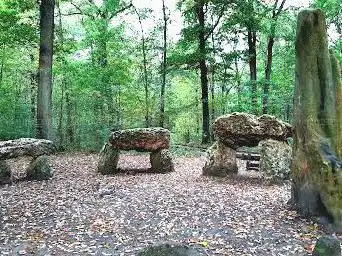 Chêne des Missions — Menhir - Dolmen