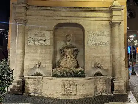 Fontana Dei Tre Leoni