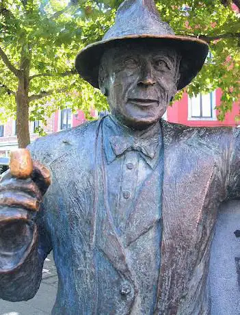 Photo de Statue de Georges Simenon
