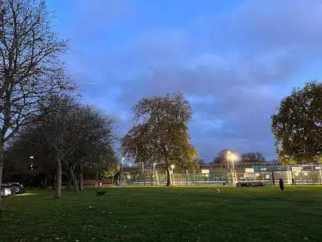 Photo de Chiswick Back Common
