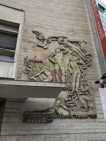 Bas-relief du sculpteur Félix Joffre et de l'architecte Marcel Chappey : « L'Homme au cours des âges utilise les forces élémentaires pour les transmissions ».