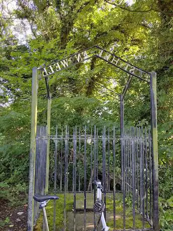 Photo de St. Helen's Well