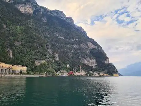 Photo de Vista con scogli Lago di Garda