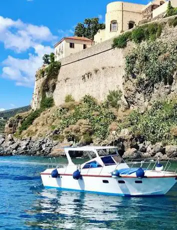 Photo de CERASELLA Escursioni in barca alle Isole Eolie| Exclusive boat trips| Private Boat Tours| Boat trips to the Aeolian Islands