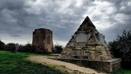 Photo de The Burtons Memorial