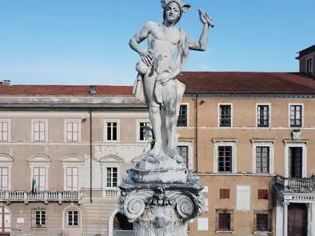 Photo de Colonna e fontana con Statua di Mercurio