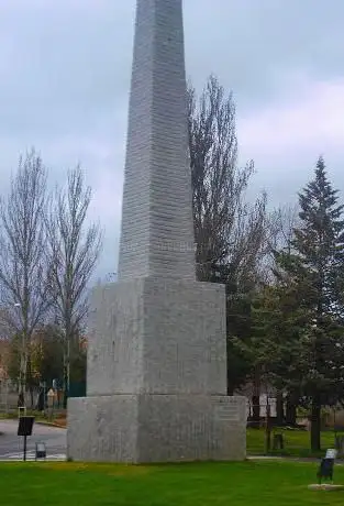 Photo de Obelisco de Granito (arranque de la carretera VillacastÃn-Vigo)