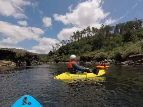 Photo de Praia fluvial do RÃÂo Miño