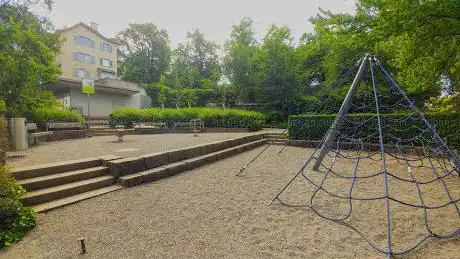 Photo de Playground & sunbathing area near the Lindenhof