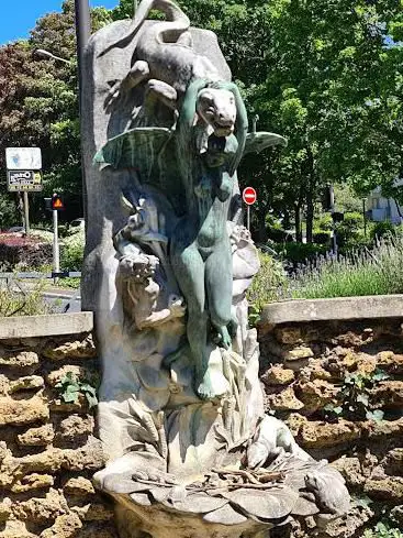 Femme ailée au Crocodile