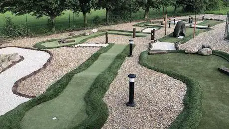 Photo de Farmyard Crazy Golf