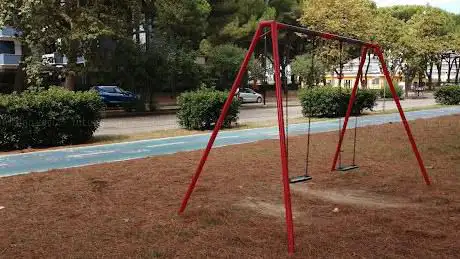 Giardino con giochi per bambini