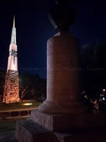 Photo de Obelisco Lancia di Luce dello scultore Arnaldo Pomodoro