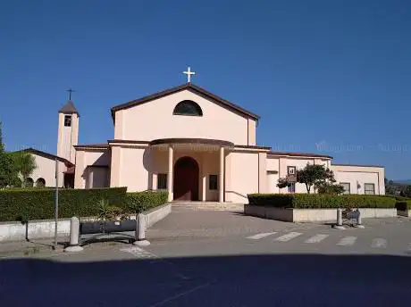 Photo de Church of the Holy Family
