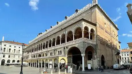 Photo de Piazza della frutta
