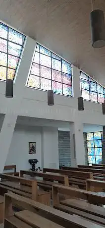 Photo de Church of the Holy Family