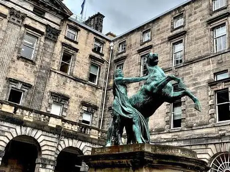 Photo de Alexander and Bucephalus Statue