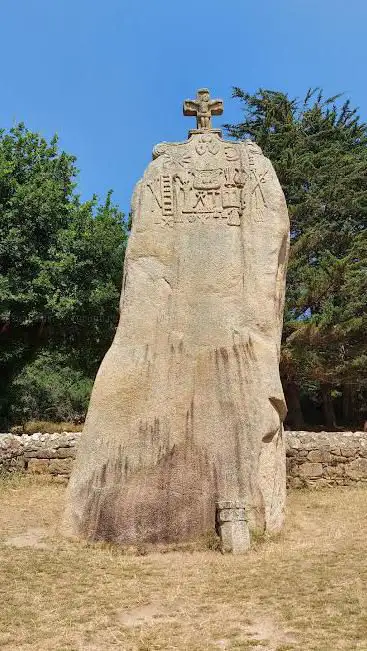 Le menhir de saint Uzec