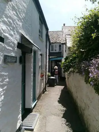 Squeezy Belly Alley