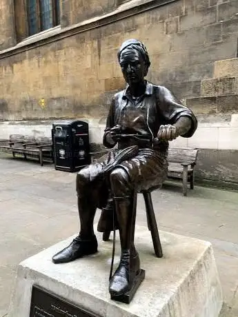 Photo de The Cordwainer Statue