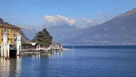 Passerella innamorati sul lago