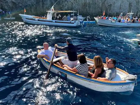 Photo de Napoli boat charter - Private boat transfers and excursions from Naples to Capri Ischia and Amalfi coast