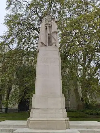 Photo de Statue of George V Westminster