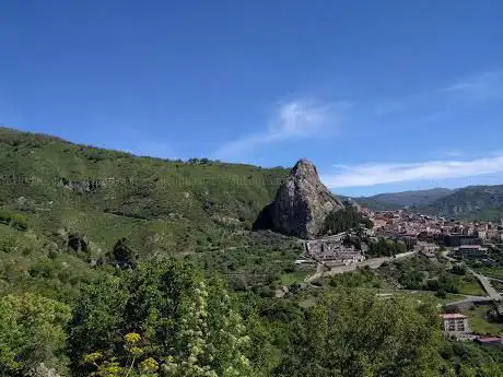 Photo de Area Attrezzata Roccella Valdemone