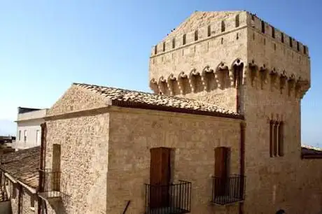 Photo de De Ballis Palace and Tower