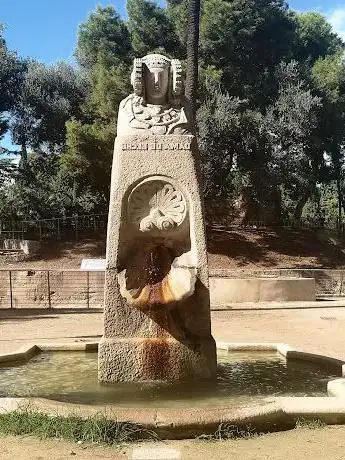 Photo de Font amb rèplica de la Dama d'Elx