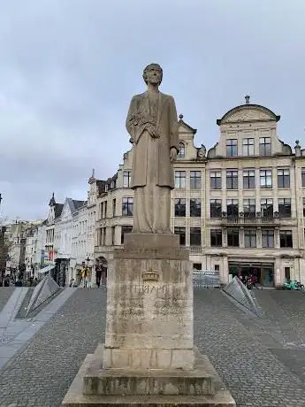 Statue De La Reine Elisabeth