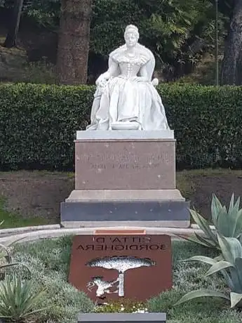 Statua della Regina Margherita