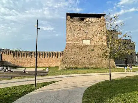 Photo de Anfiteatro piazza Francesca da Rimini