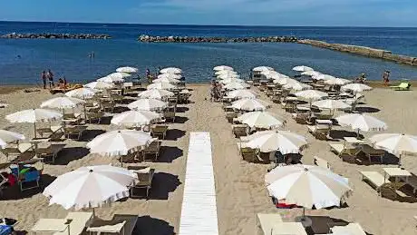Photo de L'ultima Spiaggia Cattolica - Lido 117 -