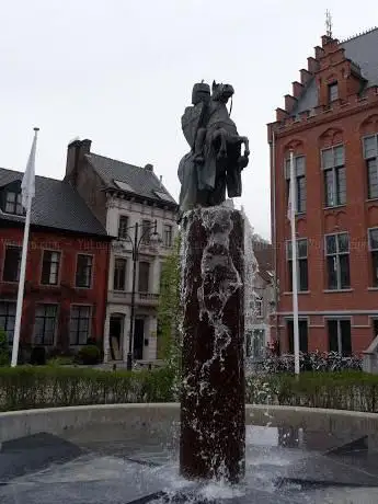 Fontein met standbeeld van Salomon Van Maldeghem