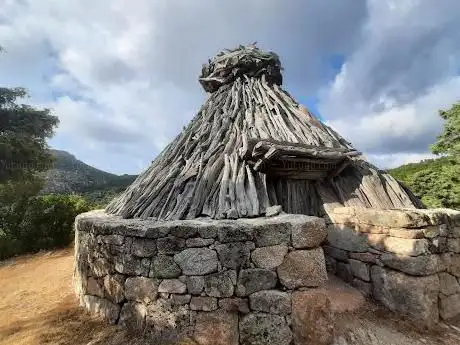 Barraccu (ricostruzione di rifugio tradizionale)