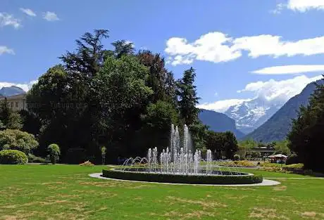Yash Chopra Statue