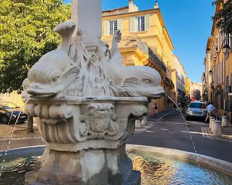 Place des Quatre-Dauphins