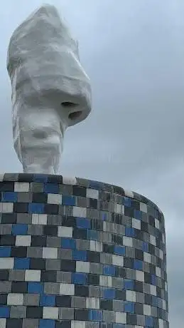 Beelden 2 witte hoofden (lemuren) door Franz West