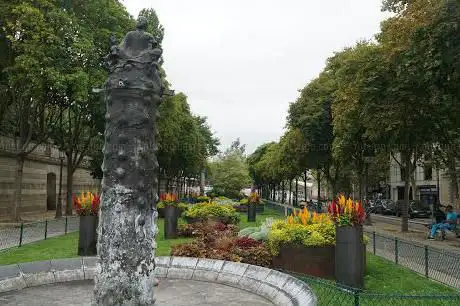 Square du quai de la Seine