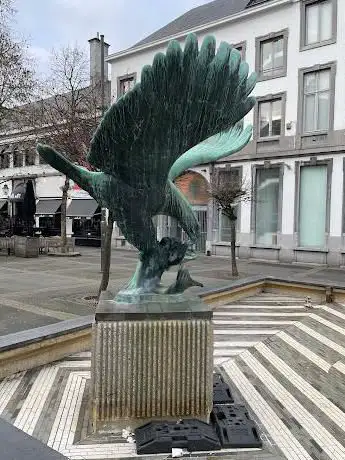 Beeld Vissende arend op de Wapper door Hugo Liisberg